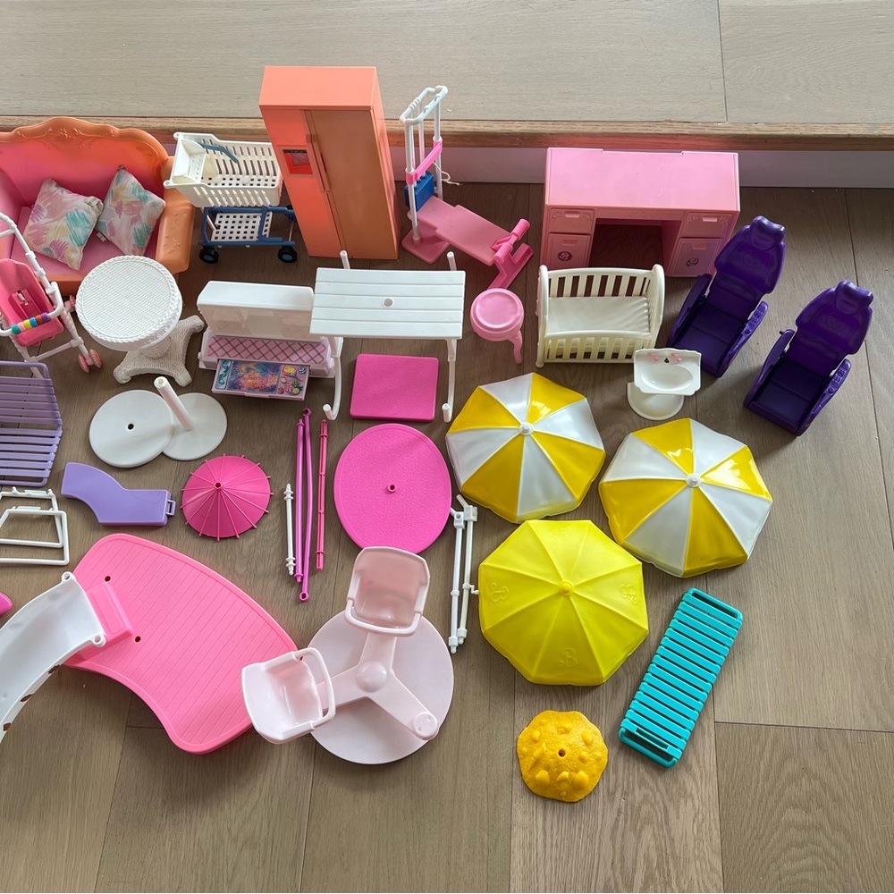 Huge lot vintage Barbie furniture/spare parts - Picture 3 of 11
